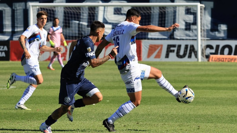 Independiente Rivadavia terminó jugando con dos menos en la igualdad sin goles ante Godoy Cruz
